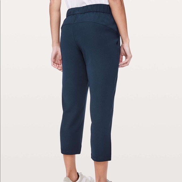 Lululemon On The Fly Crop Sz4 True Navy - Picture 3 of 11
